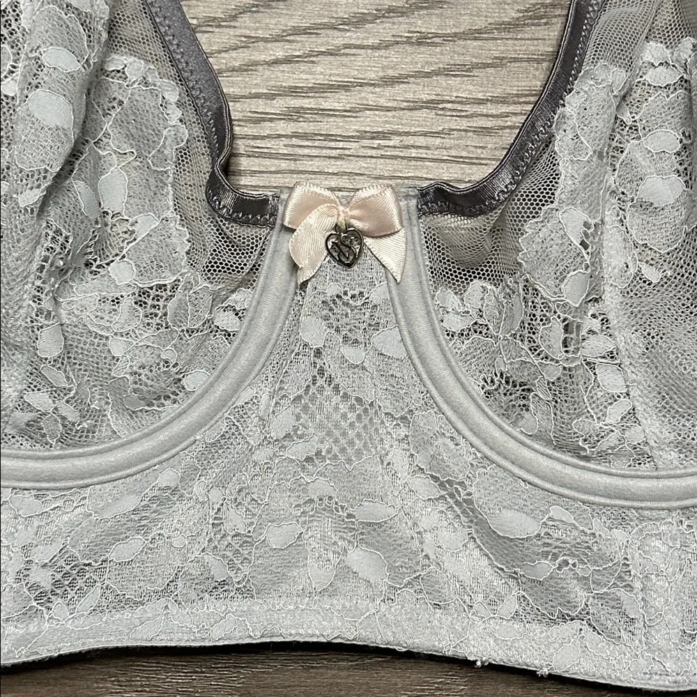 Victoria’s Secret Body By Victoria Unlined Demi Gray Lace‎ Bra Size 36B